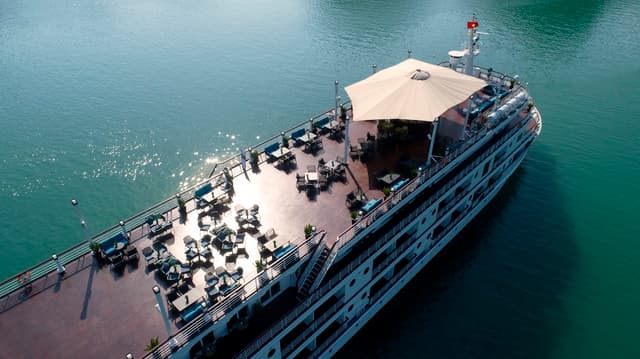 L'odyssee sundeck bar, outdoor jacuzzi and 60 sun seats.