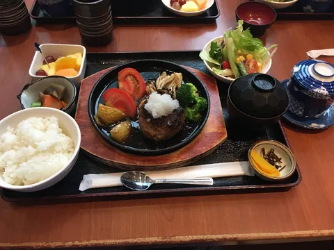 Jujiuwu Japanese-Style Restaurant - Image 1